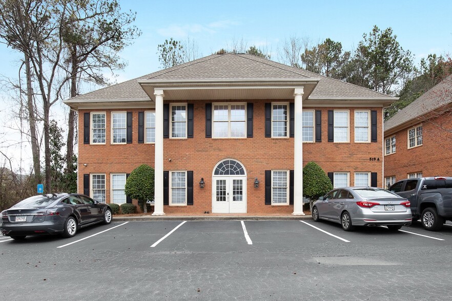 519 Johnson Ferry Rd, Marietta, GA for lease - Building Photo - Image 1 of 17