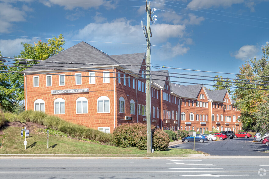 297-299 Herndon Pky, Herndon, VA for sale - Primary Photo - Image 1 of 4