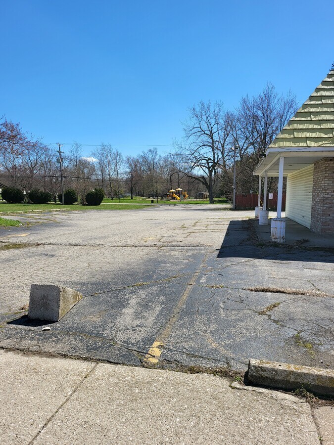 325 W Adrian St, Blissfield, MI 49228