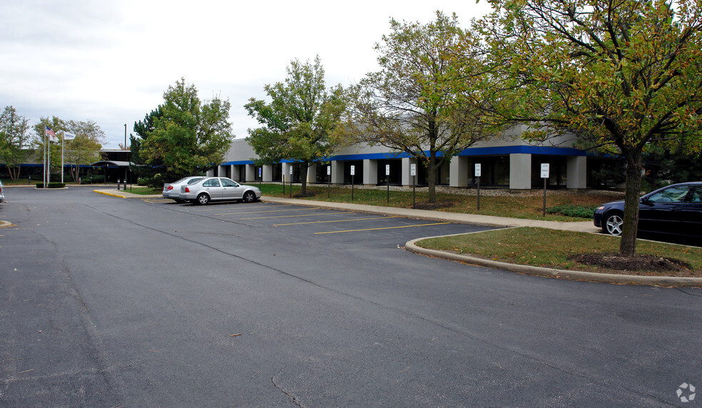 1-9 E Commerce Dr, Schaumburg, IL for lease - Primary Photo - Image 1 of 3