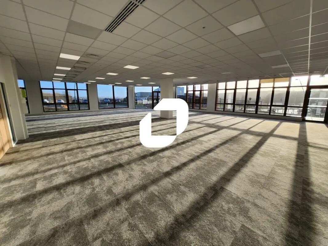 Office in Liévin for lease Interior Photo- Image 1 of 18