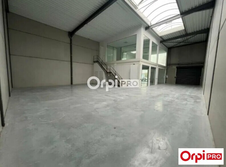 Flex in Neuville-en-Ferrain for lease - Interior Photo - Image 2 of 7