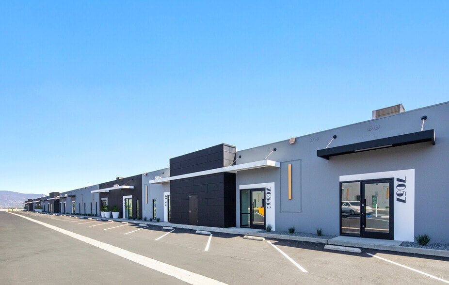 7059-7077 1/2 Vineland Ave, North Hollywood, CA for lease - Building Photo - Image 3 of 15
