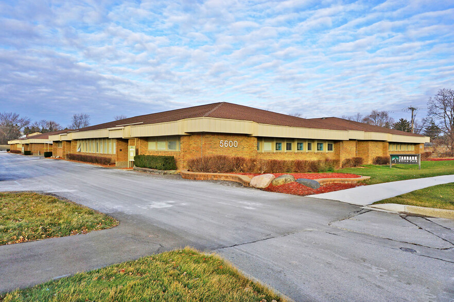 5600 W Maple Rd, West Bloomfield, MI for lease - Building Photo - Image 1 of 1