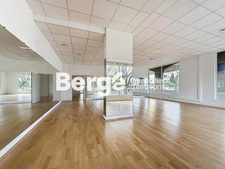 Retail in Antibes for lease - Building Photo - Image 2 of 4