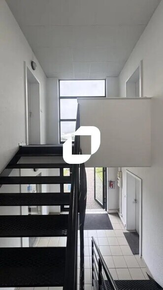 17 Rue Des Frères Lumière, Eckbolsheim for lease - Interior Photo - Image 3 of 11