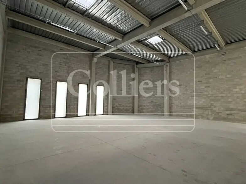 Flex in Marseille for lease - Interior Photo - Image 1 of 9