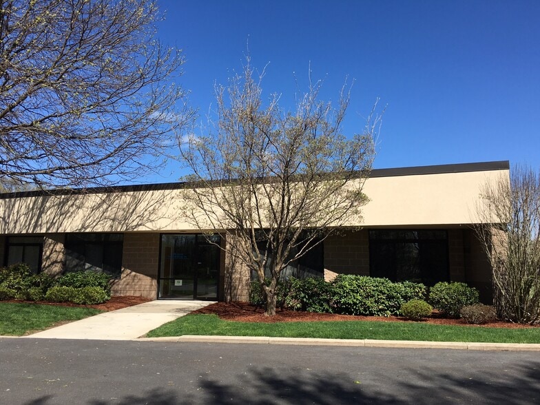 270 Benton Dr, East Longmeadow, MA for lease - Building Photo - Image 2 of 3