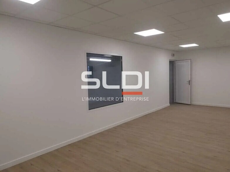 Flex in Vaulx-Milieu for lease - Interior Photo - Image 3 of 9