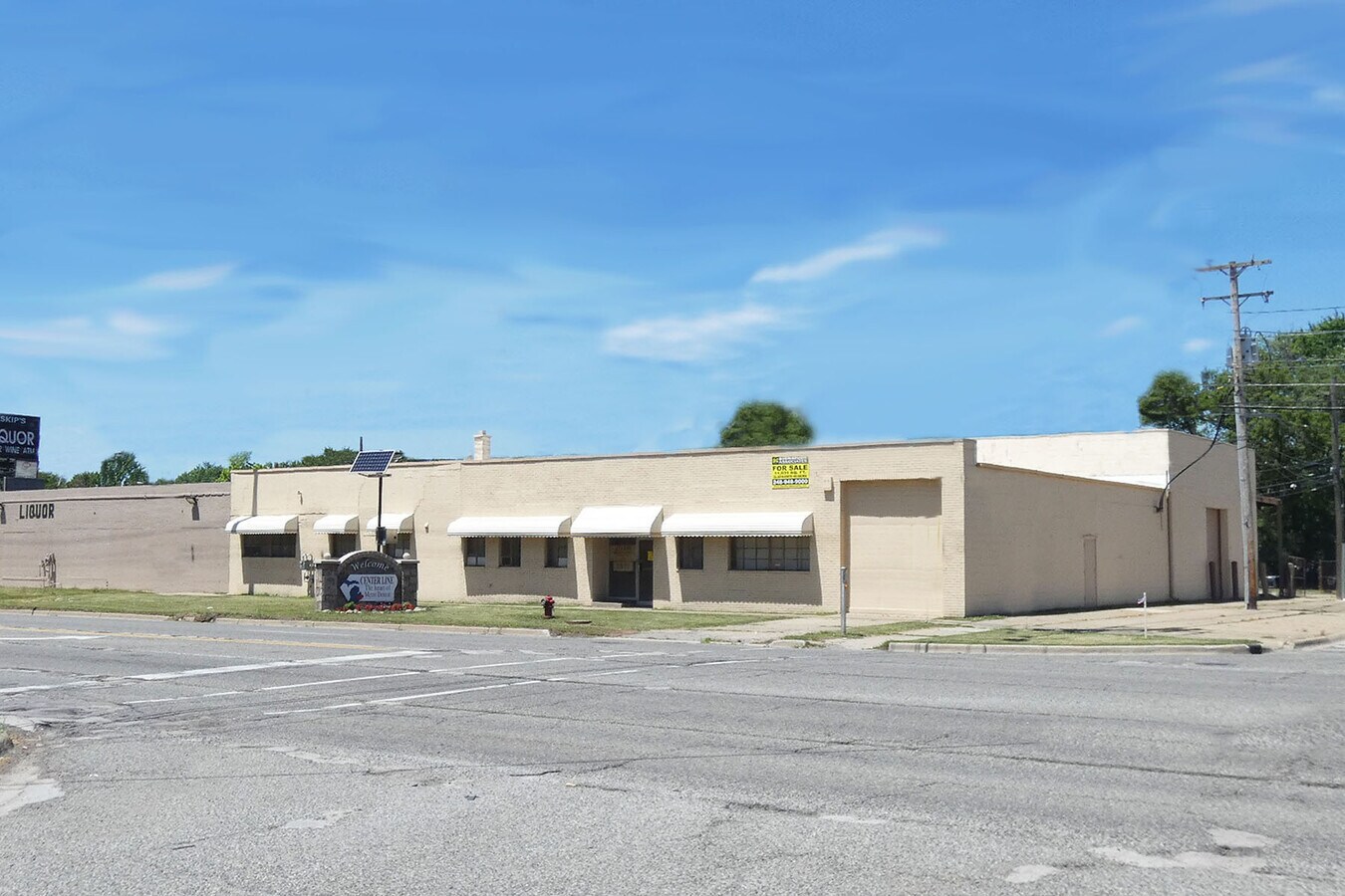 8833 E 10 Mile Rd, Center Line, MI 48015