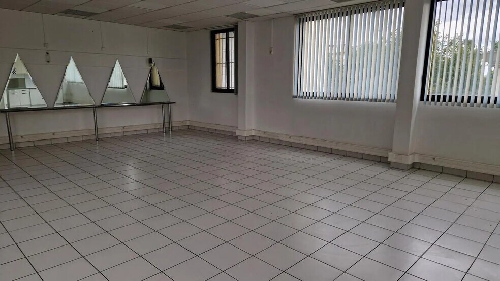 Retail in Neuilly-Plaisance for lease - Building Photo - Image 2 of 5