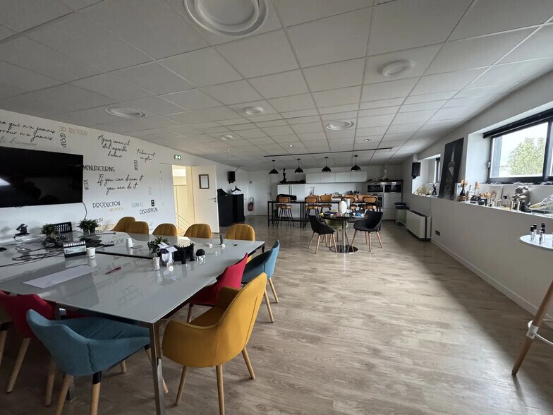 Office in Saint-Leu-la-Forêt for lease - Interior Photo - Image 1 of 8