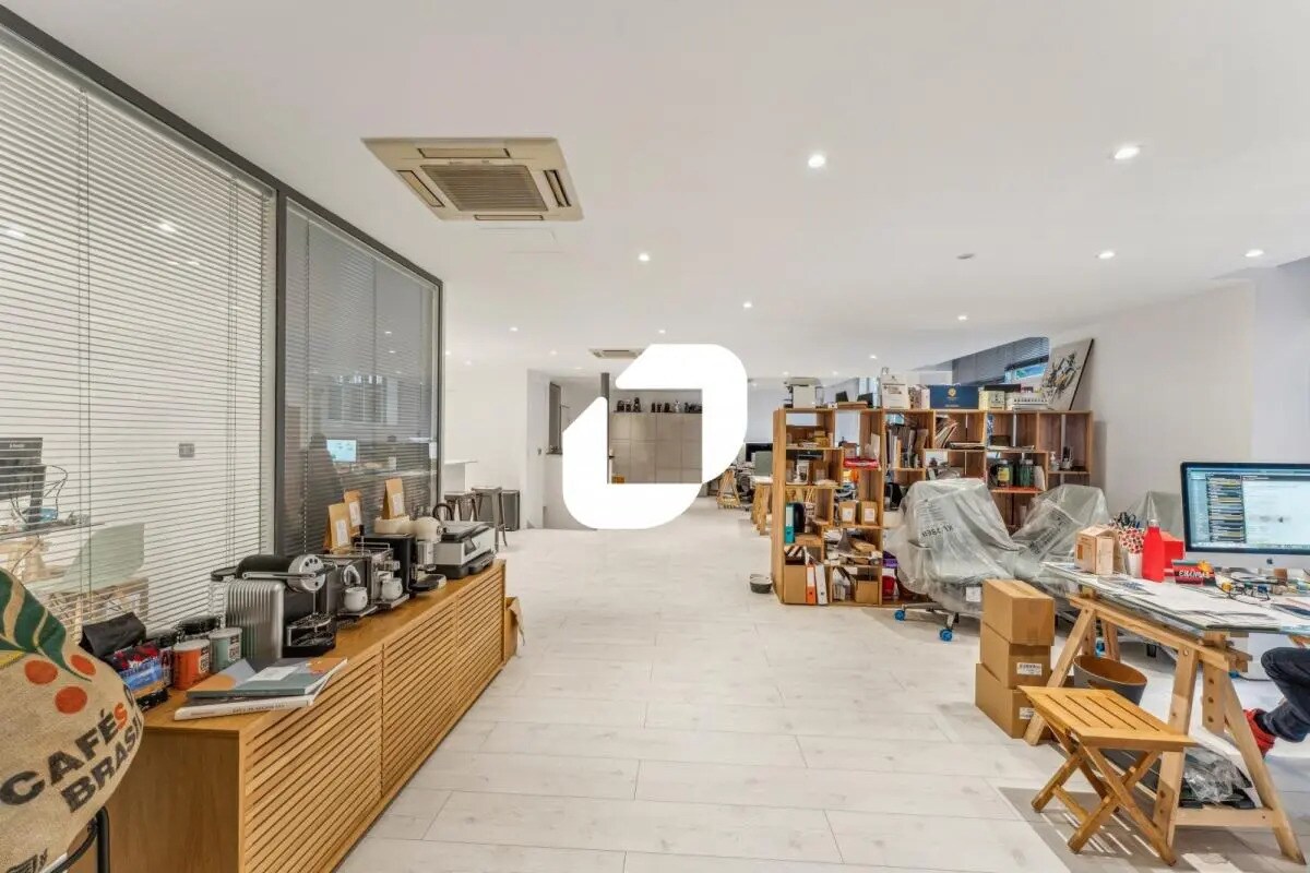 Office in Paris for lease Interior Photo- Image 1 of 14