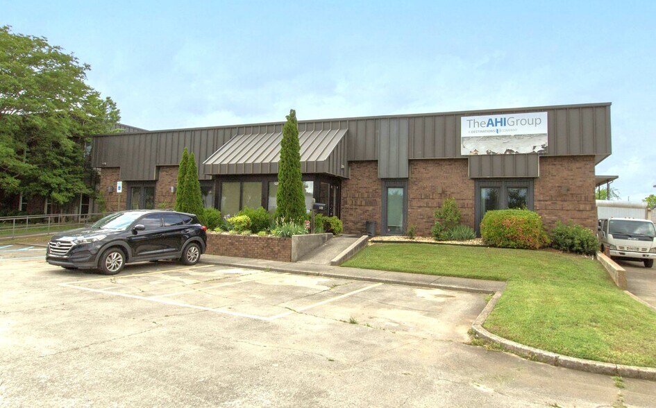 2124 Metro Cir, Huntsville, AL for sale - Building Photo - Image 1 of 1
