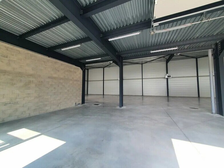 Flex in Villebon-sur-Yvette for sale - Building Photo - Image 2 of 8