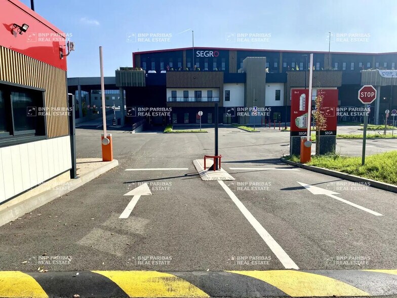 Flex in Élancourt for lease - Building Photo - Image 3 of 33