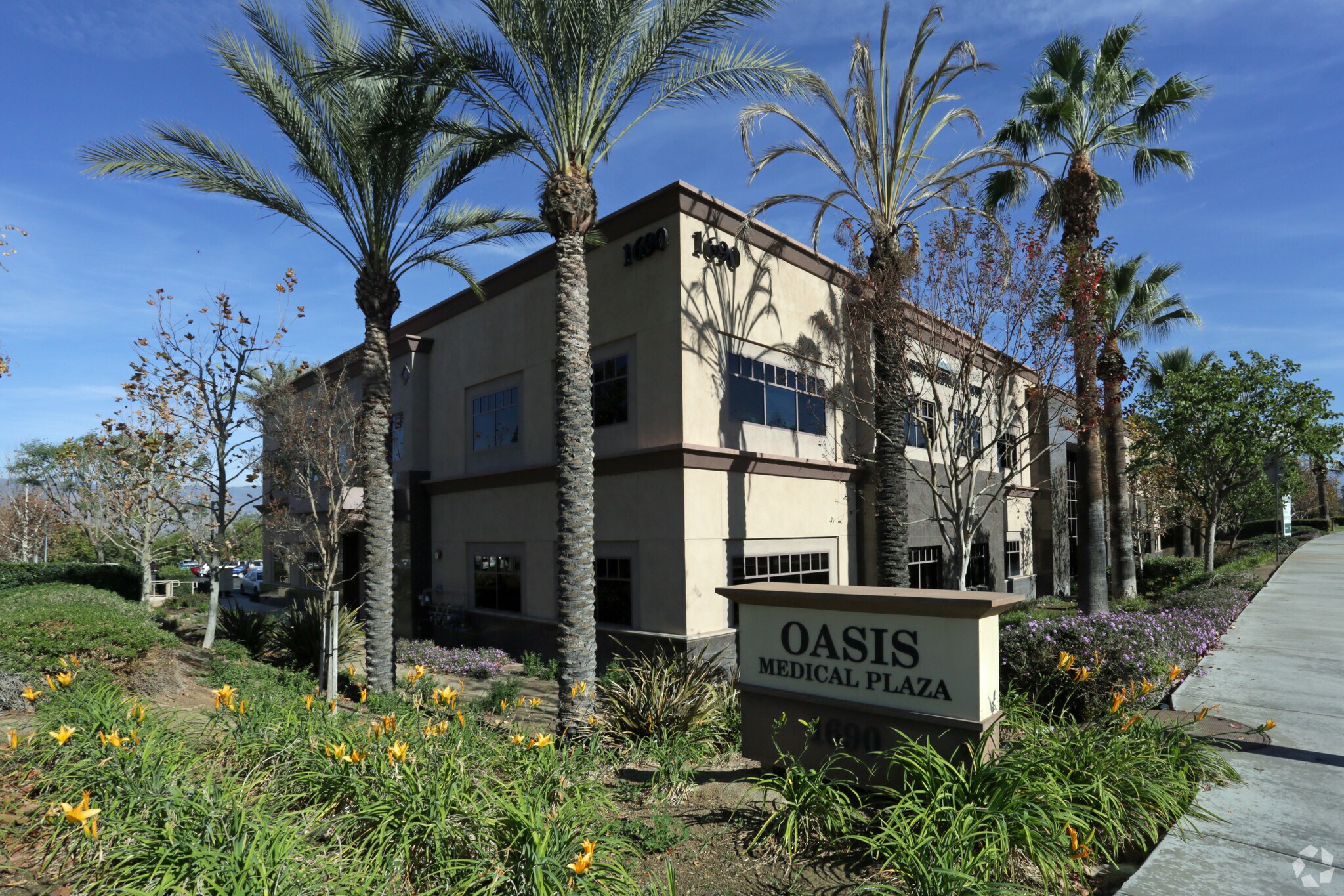 1690 Barton Rd, Redlands, CA 92373