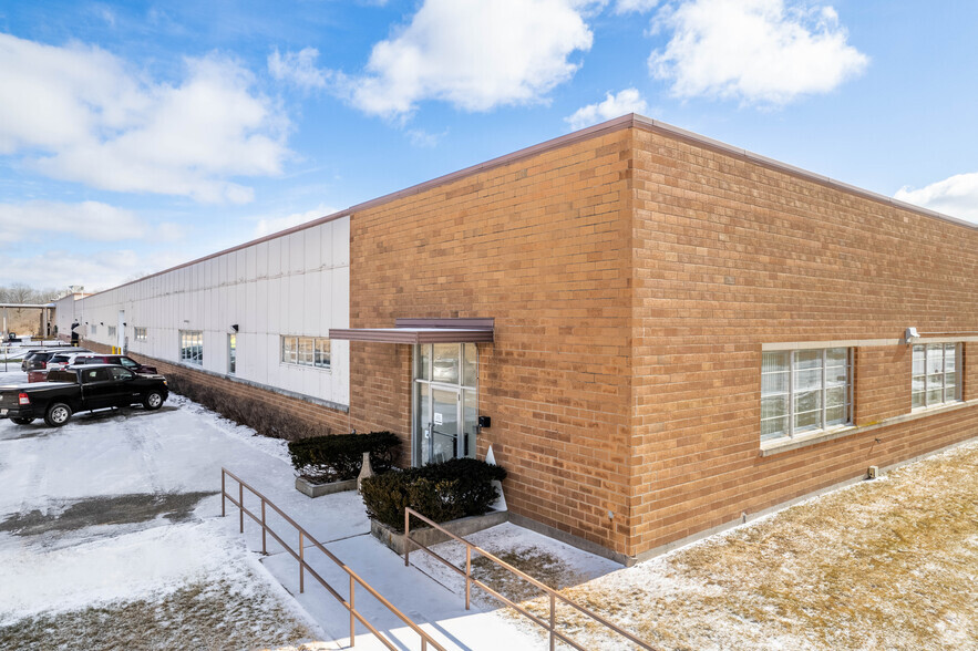 1007 S 12th St, Watertown, WI for lease - Building Photo - Image 3 of 15