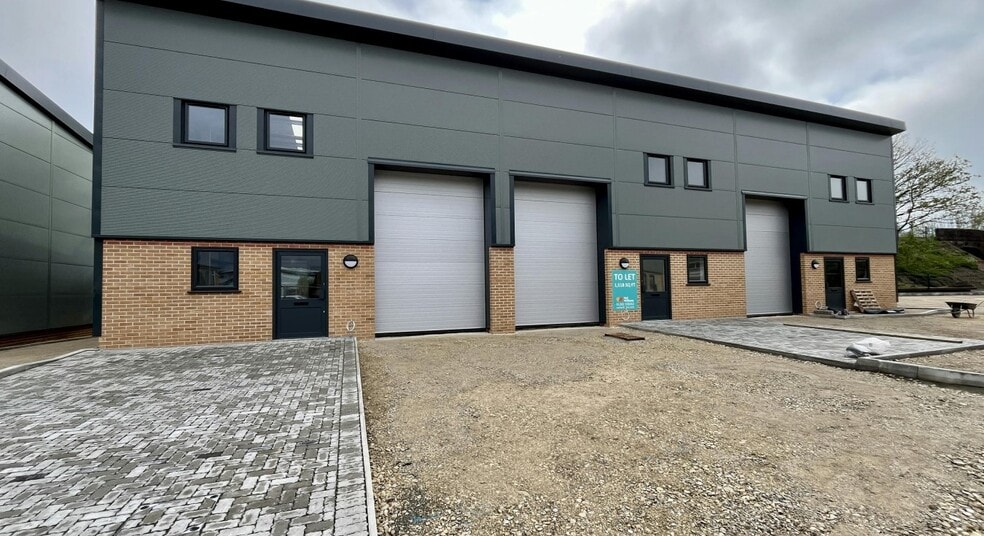 Embankment Way, Ringwood for sale - Primary Photo - Image 1 of 20