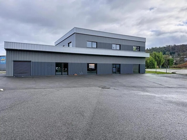 Office in Bourgoin-Jallieu for lease - Building Photo - Image 1 of 11