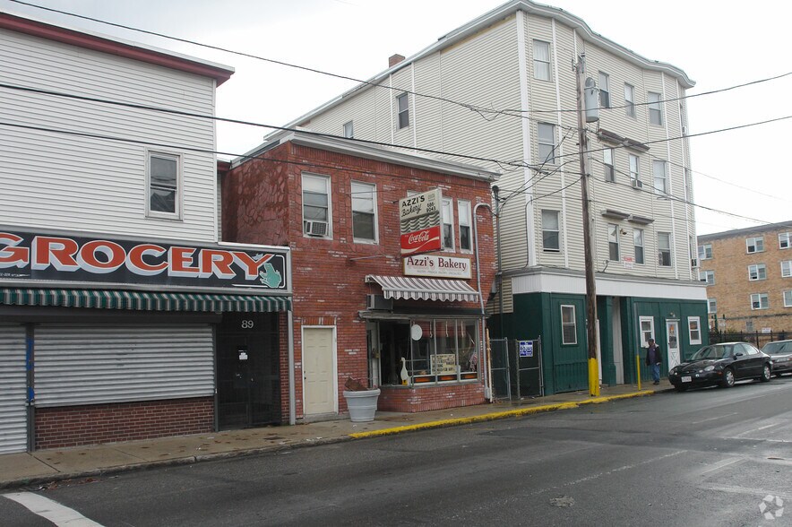 87 Newbury St, Lawrence, MA 01840