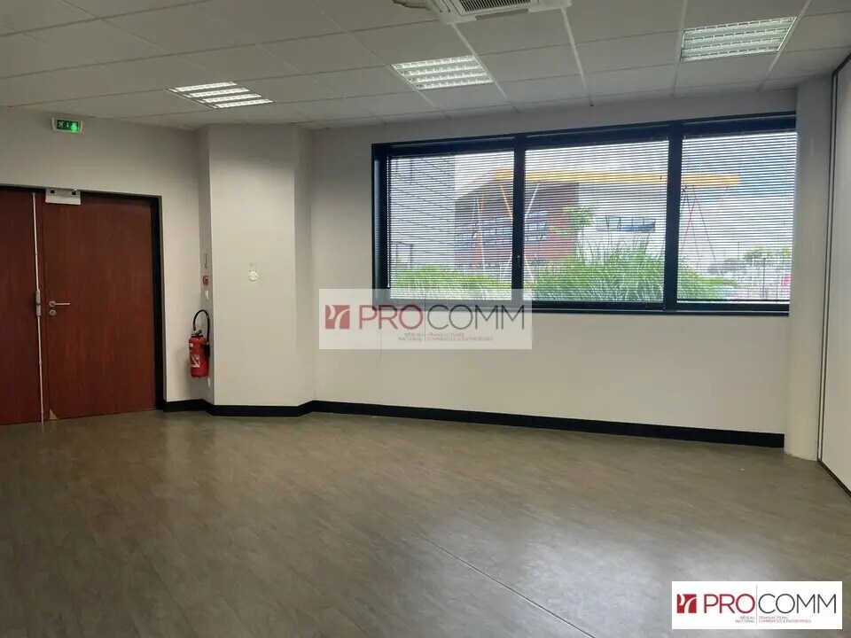 Office in Chartres for lease Building Photo- Image 1 of 12