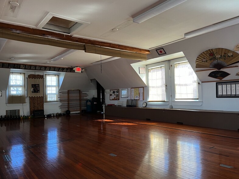 31 Rider Ave, Patchogue, NY for lease - Interior Photo - Image 3 of 5