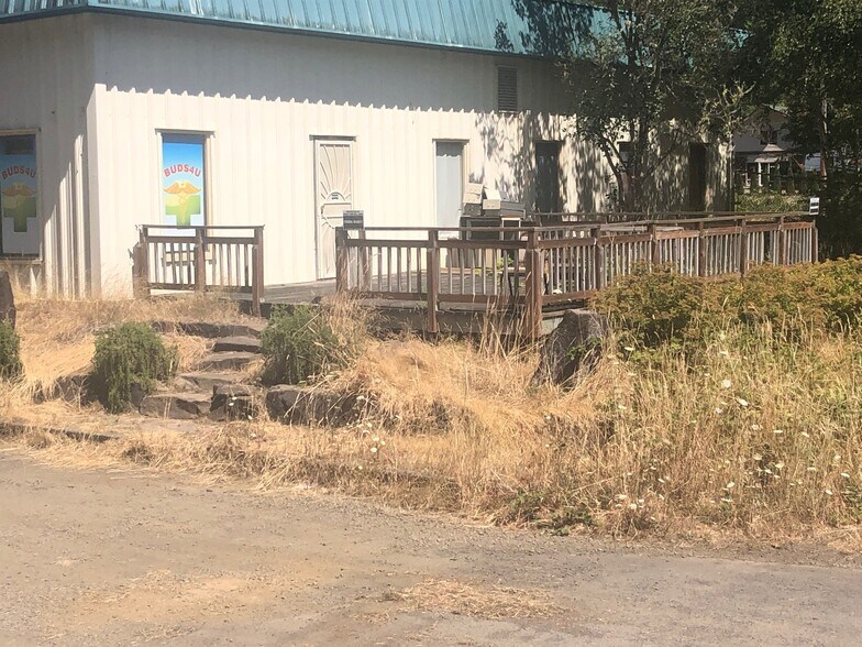 10692 Or-126 Hwy, Mapleton, OR for sale - Building Photo - Image 2 of 5
