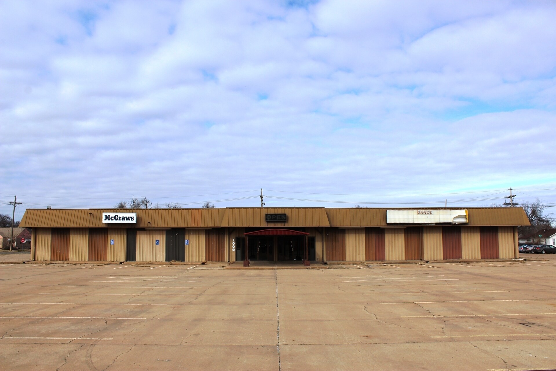1000 E 4th Ave, Hutchinson, KS for sale Primary Photo- Image 1 of 1
