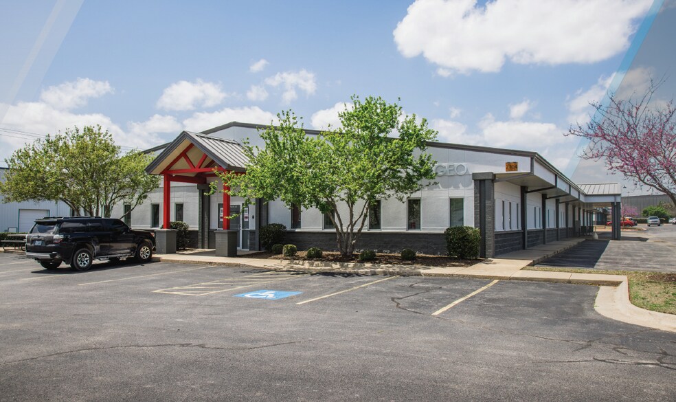 2704 SE Otis Corley Dr, Bentonville, AR for lease - Building Photo - Image 3 of 13