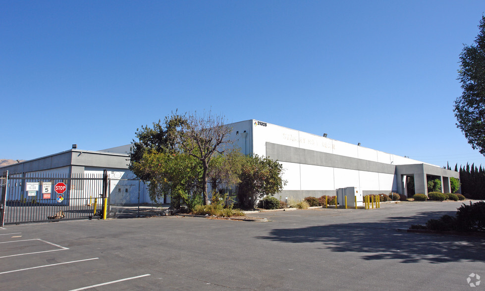 21325 Superior St, Chatsworth, CA for lease - Primary Photo - Image 1 of 9