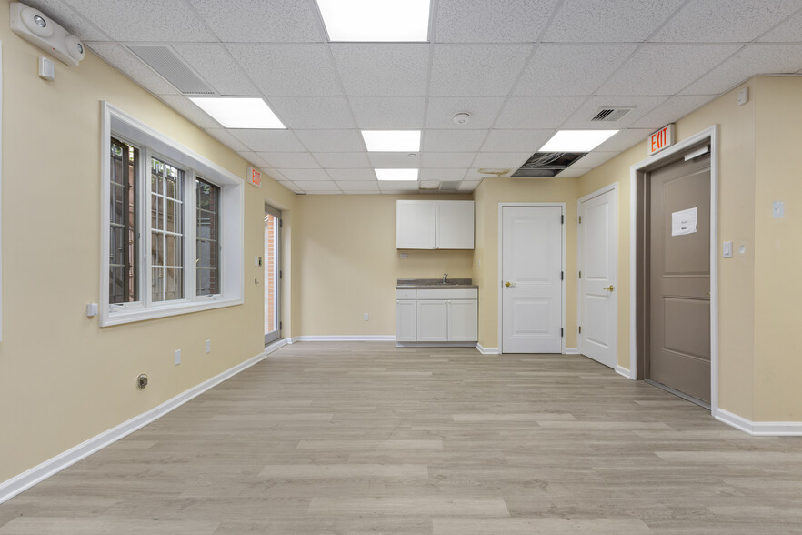 2717 Crescent St, Astoria, NY for sale - Building Photo - Image 3 of 22