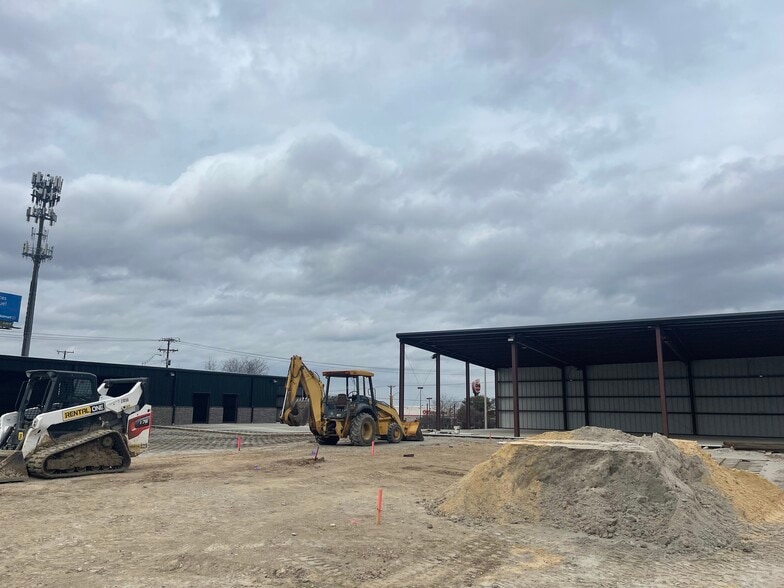 6600 Calmont Ave, Fort Worth, TX for lease - Building Photo - Image 2 of 9