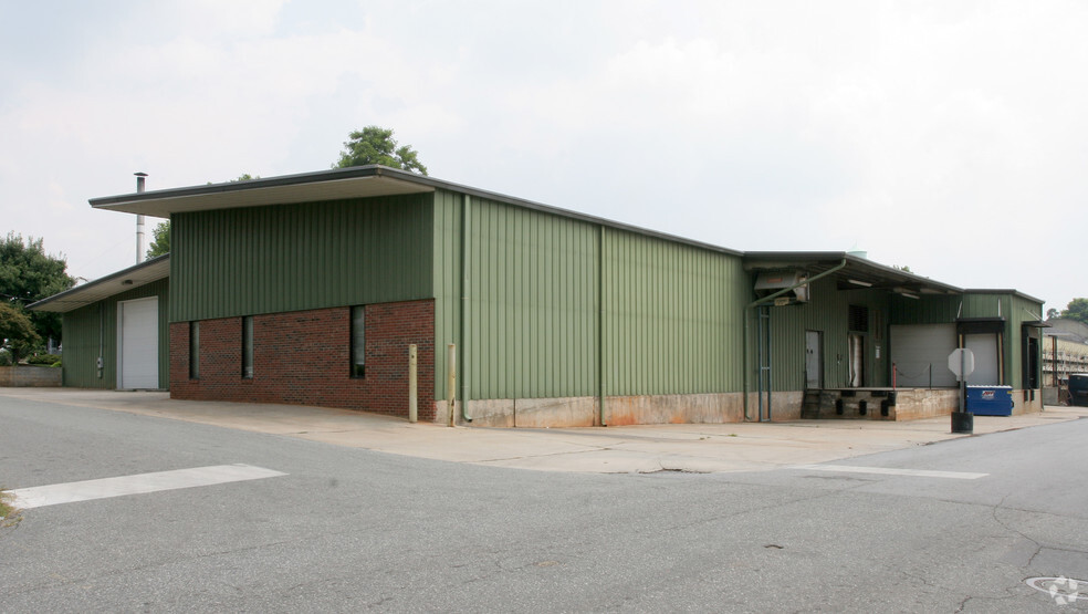 247-255 W Bowman Ave, Liberty, NC for lease - Building Photo - Image 2 of 7