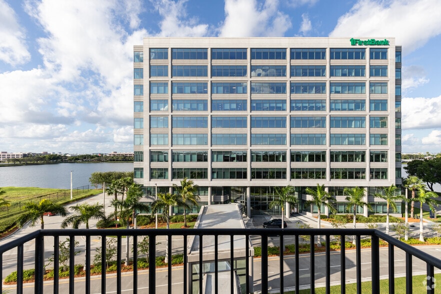 800 Waterford Way, Miami, FL for lease - Building Photo - Image 2 of 10