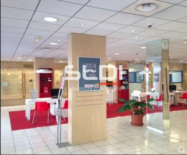 Retail in Lyon for lease - Interior Photo - Image 1 of 4