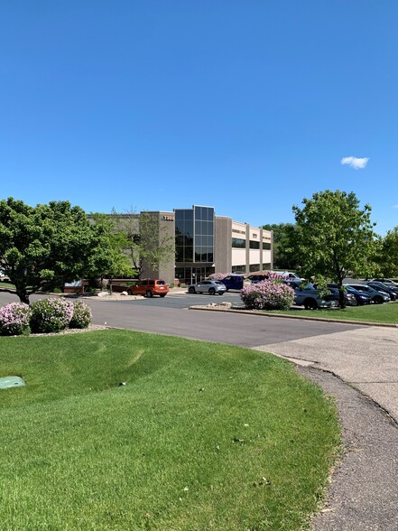 7300 Hudson Blvd N, Oakdale, MN for lease - Building Photo - Image 1 of 14