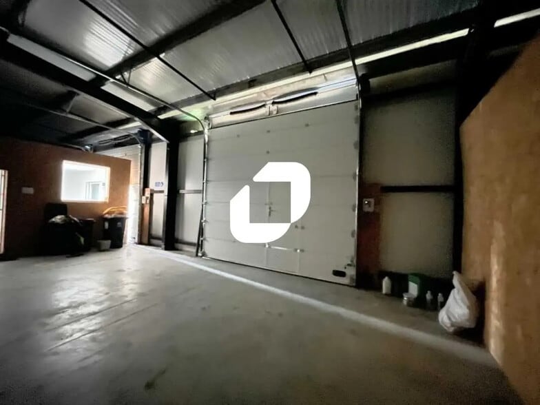 Office in Mios for lease - Interior Photo - Image 2 of 17