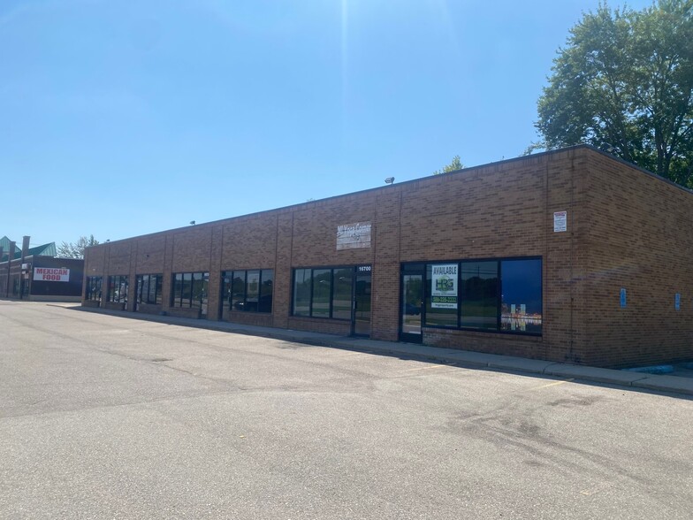 16700-16950 Allen Rd, Taylor, MI for lease - Building Photo - Image 1 of 7