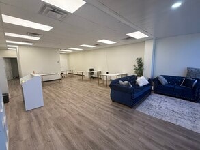 527 Barren Springs Dr, Houston, TX for lease Interior Photo- Image 1 of 5