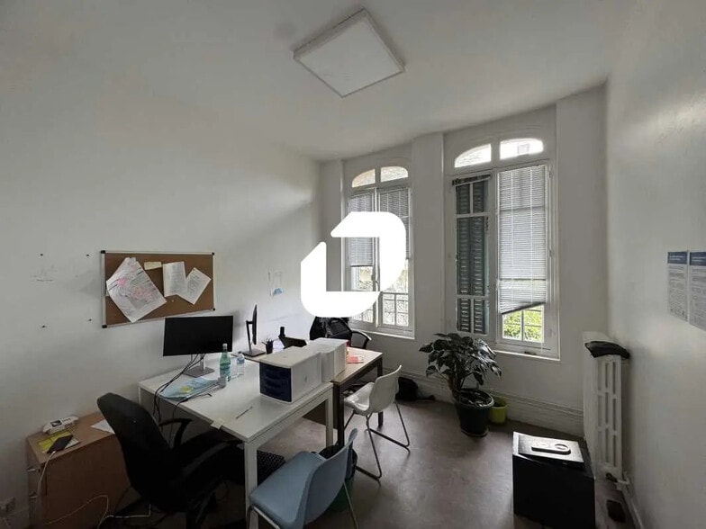 Office in Malakoff for lease - Building Photo - Image 1 of 12