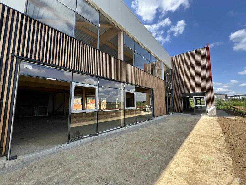 Retail in Louvres for lease - Building Photo - Image 2 of 5