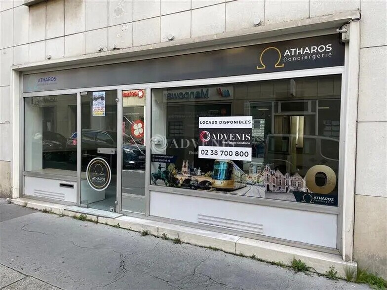 Retail in Orléans for lease - Building Photo - Image 1 of 9