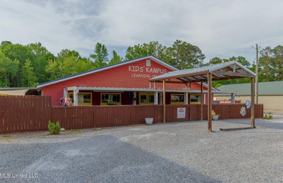 1042 Hwy 42, Sumrall, MS for sale - Building Photo - Image 2 of 8