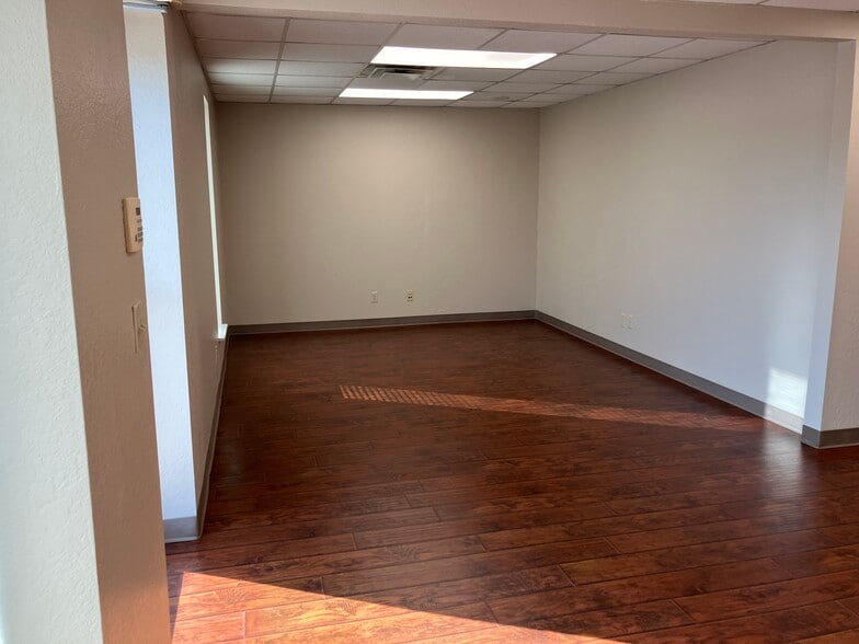 8401 Gateway Ter, Oklahoma City, OK for lease - Interior Photo - Image 2 of 10