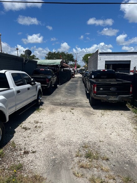 924 NE 4th Ave, Fort Lauderdale, FL for lease - Building Photo - Image 3 of 7