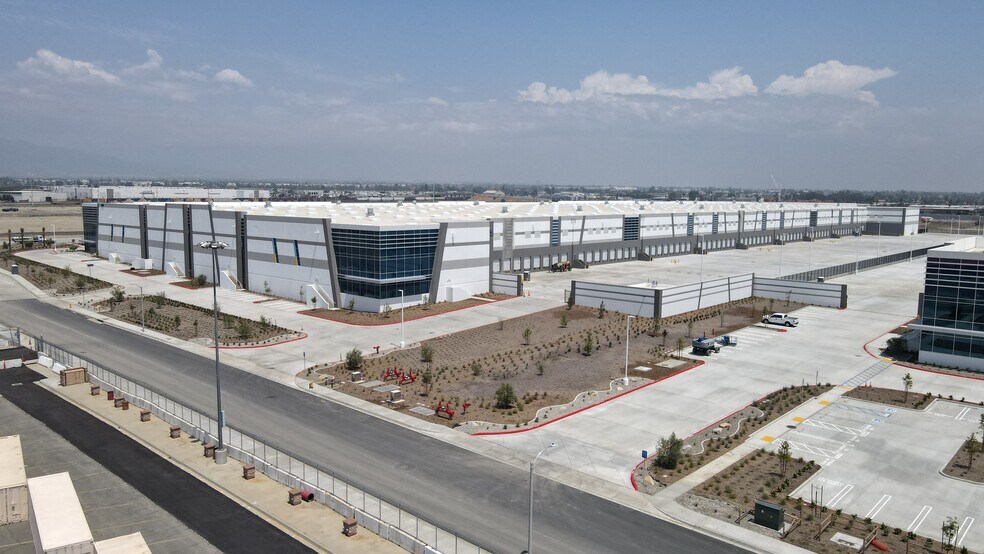 9151 Dreamland Dr, Fontana, CA for lease - Building Photo - Image 2 of 15