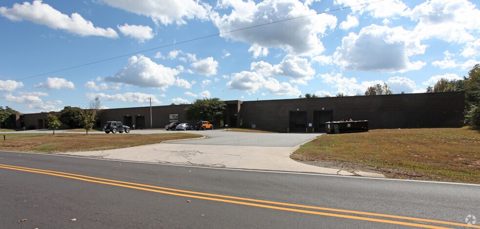 924 E Springfield Rd, High Point, NC for sale - Primary Photo - Image 1 of 1