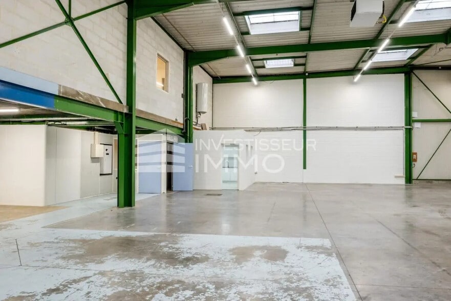 Office in Saint-Thibault-des-Vignes for lease - Interior Photo - Image 3 of 5