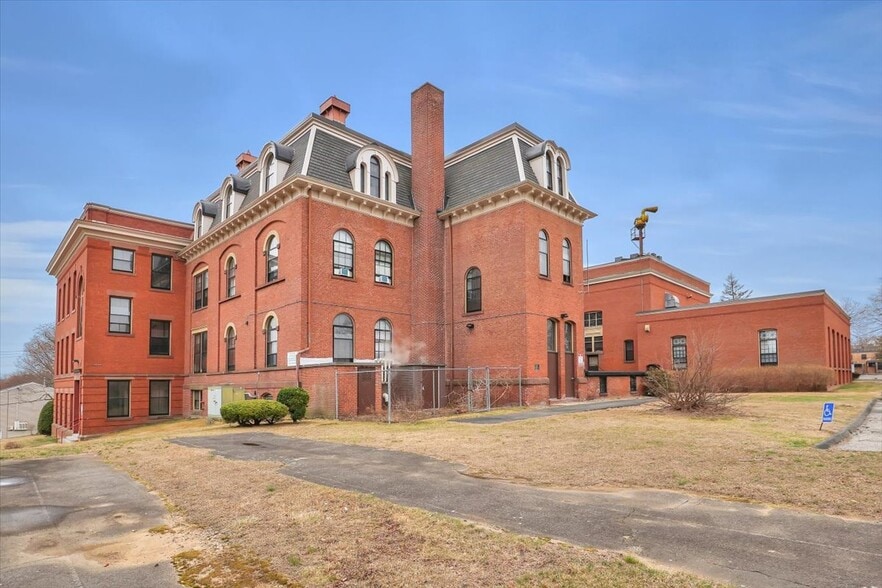 Affordable Housing Portfolio Springfield portfolio of 3 properties for sale on LoopNet.com - Building Photo - Image 3 of 15